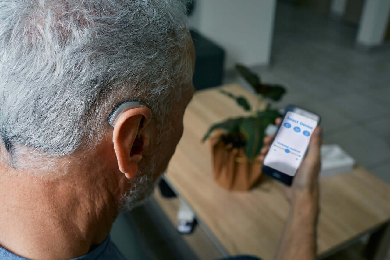 Cómo emparejar los audífonos con su teléfono inteligente (iPhone y Android)