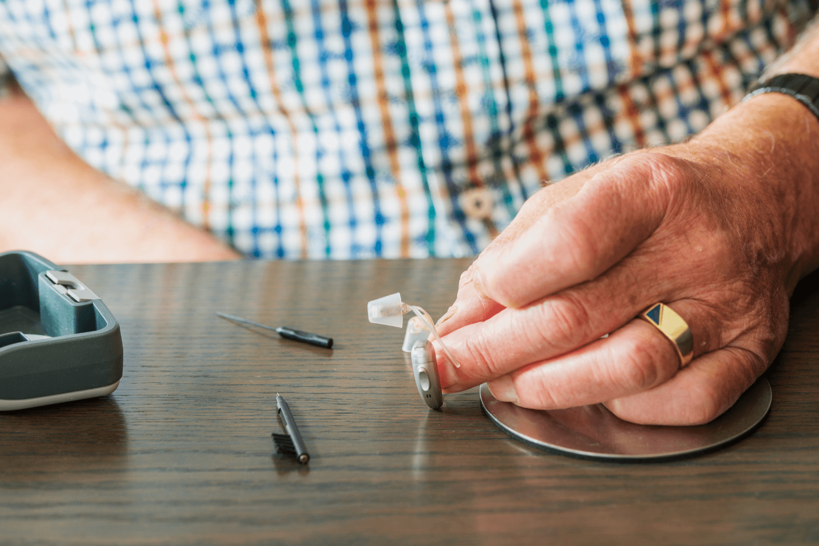 Guía definitiva para la limpieza y el cuidado de los audífonos: Consejos para la longevidad y el rendimiento