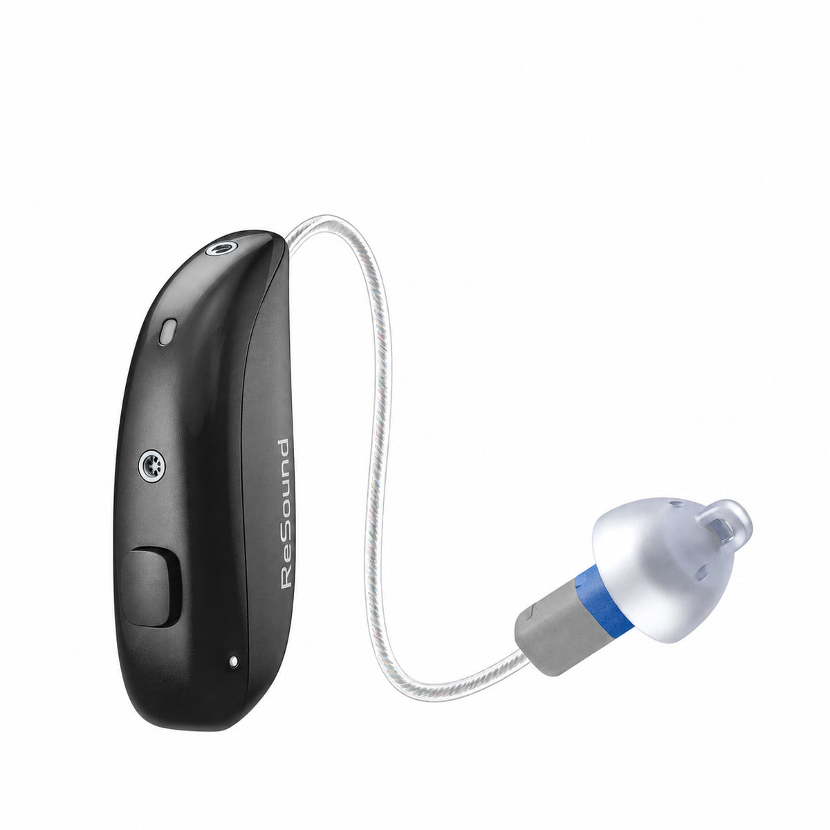 Un audífono GN Resound Sensia™ 9 de color negro con el logotipo, que cuenta con tecnología de formación de haces con 4 micrófonos y reducción automática de ruido, además de un cable curvo y un molde auricular de silicona con la punta azul, mostrado sobre un fondo blanco.