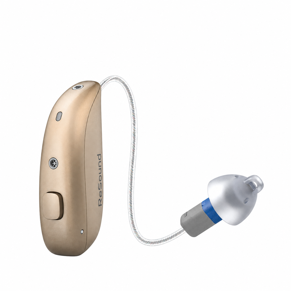 Se muestra un audífono retroauricular GN Resound Sensia™ 9 de color beige sobre un fondo blanco, con un cable fino y transparente conectado a un auricular plateado y azul, y que ofrece reducción automática de ruido para una mayor claridad.