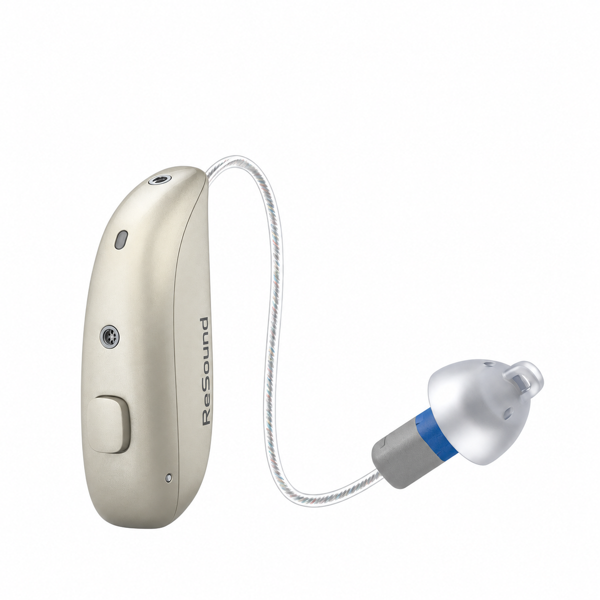 Un audífono GN Resound Sensia™ 9 de color beige, con un cuerpo curvo y un cable fino que termina en un auricular azul y plateado, sobre un fondo blanco. Este audífono Sensia™ 9 cuenta con tecnología de formación de haces con 4 micrófonos para mejorar la direccionalidad del sonido y ofrece reducción automática de ruido para una experiencia auditiva más nítida.