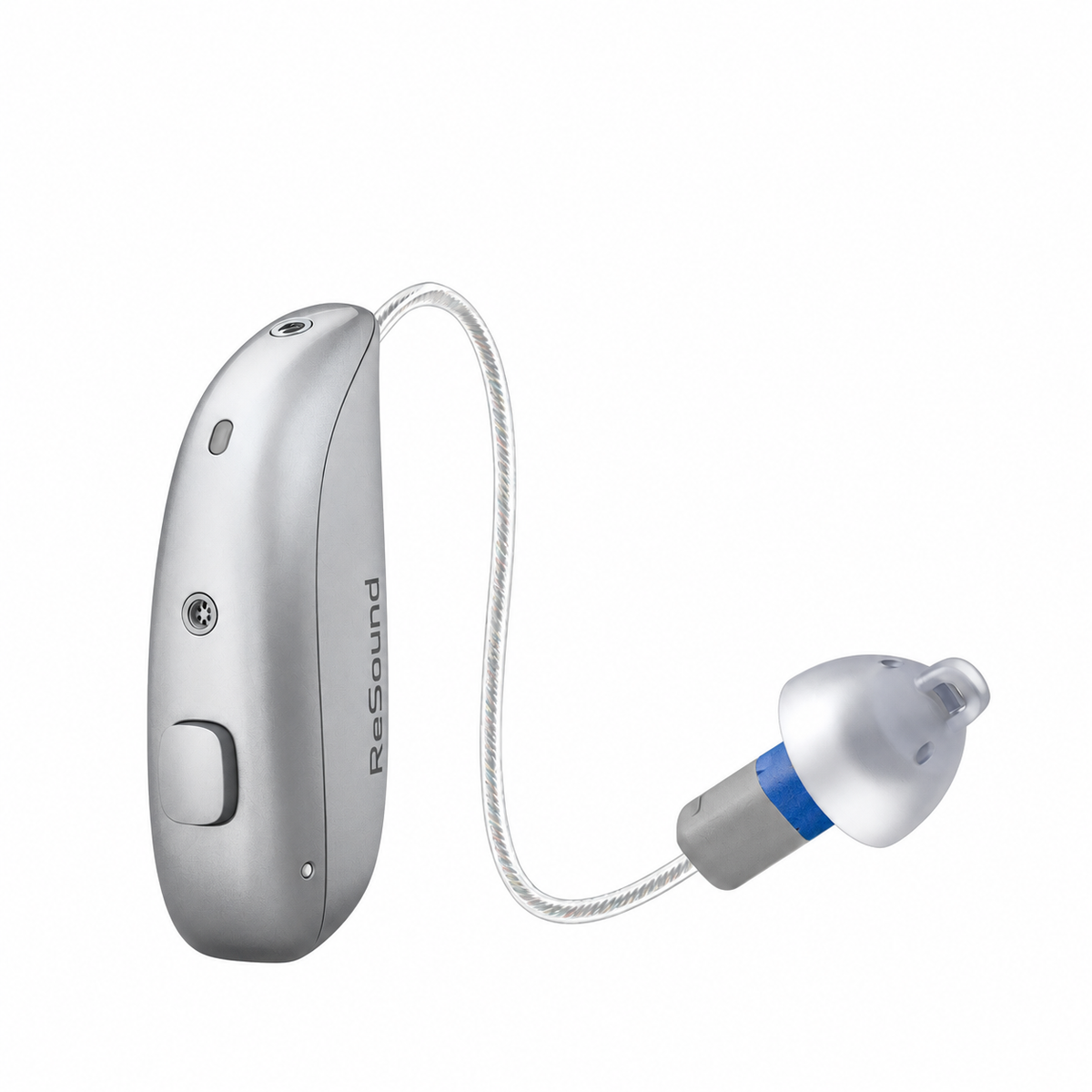 Un audífono retroauricular plateado con la marca «GN Resound» en el lateral cuenta con un tubo fino que se conecta a un auricular con la punta azul. Este avanzado audífono Sensia™ 9 incorpora reducción automática de ruido para ofrecer un sonido más claro en cualquier entorno.