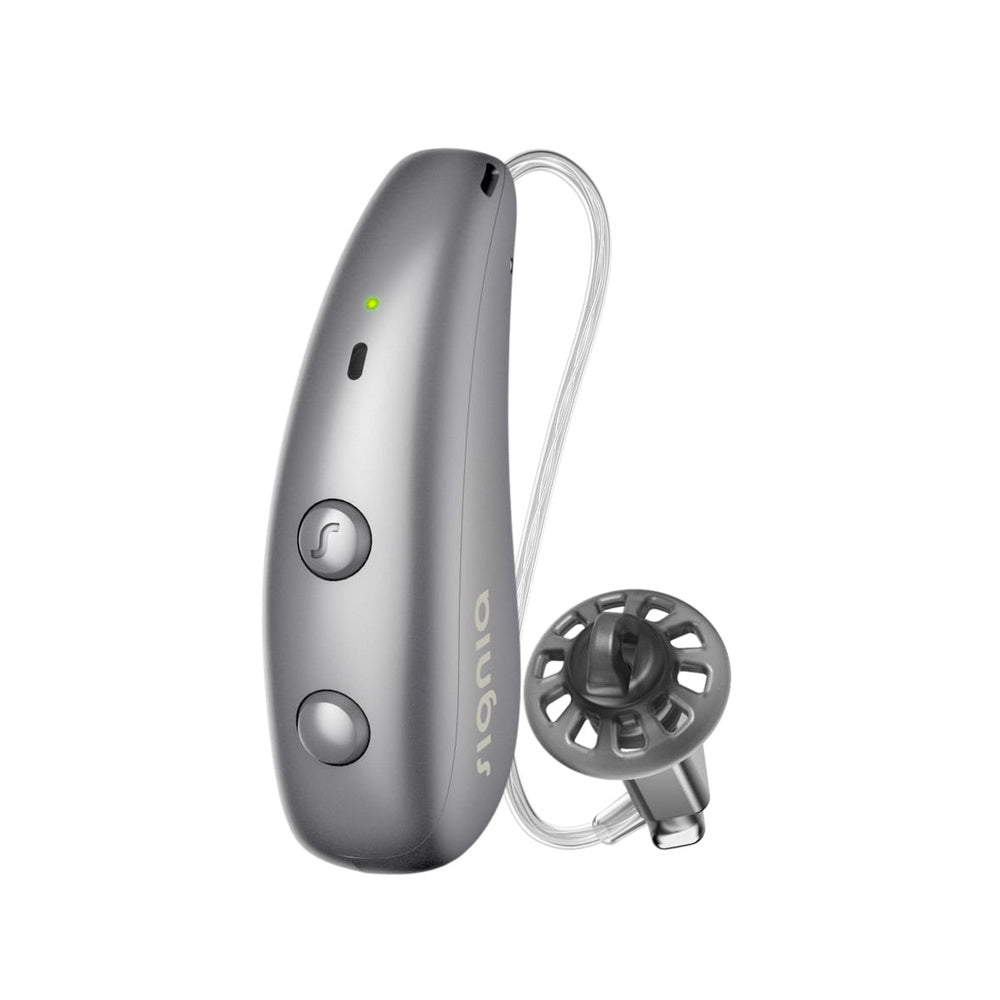 Un audífono Signia Pure Charge&Go MaX 3 de color plateado que cuenta con dos botones, un indicador luminoso verde y un cable transparente que conduce a un auricular con una punta en forma de cúpula con orificios de ventilación, equipado con la tecnología Acoustic Intelligence para una mejor audición.