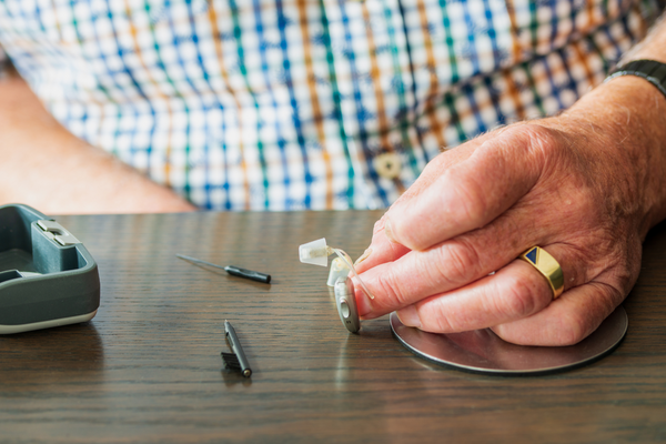 Guía definitiva para la limpieza y el cuidado de los audífonos: Consejos para la longevidad y el rendimiento