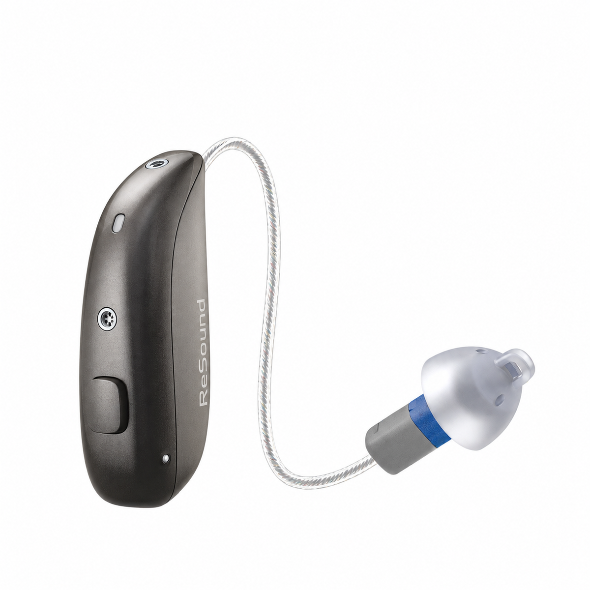 El Sensia™ 7 de GN ReSound, un moderno audífono retroauricular, cuenta con un tubo fino y transparente y un auricular de silicona con la etiqueta «ReSound», y ofrece una gestión avanzada del ruido basada en inteligencia artificial para una mayor comodidad auditiva.