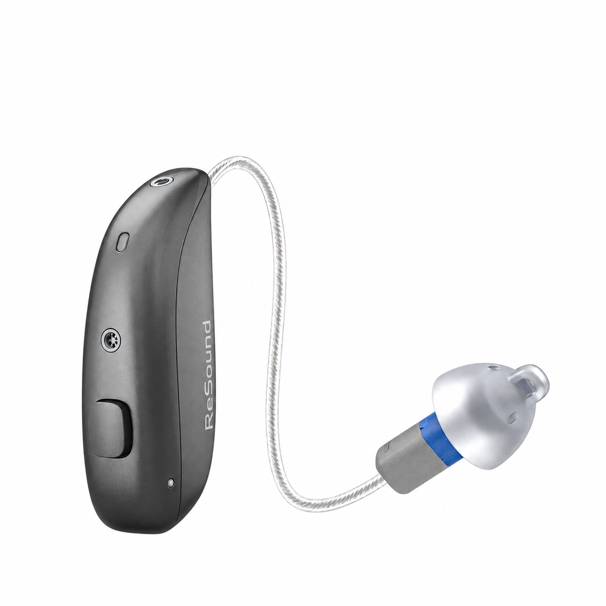 El Sensia™ 7 de GN Resound es un elegante audífono negro con un tubo fino y transparente y un auricular gris, que cuenta con una avanzada tecnología de reducción de ruido basada en redes neuronales profundas (DNN) para mejorar la comprensión del habla en entornos ruidosos, y que se muestra sobre un fondo blanco liso.