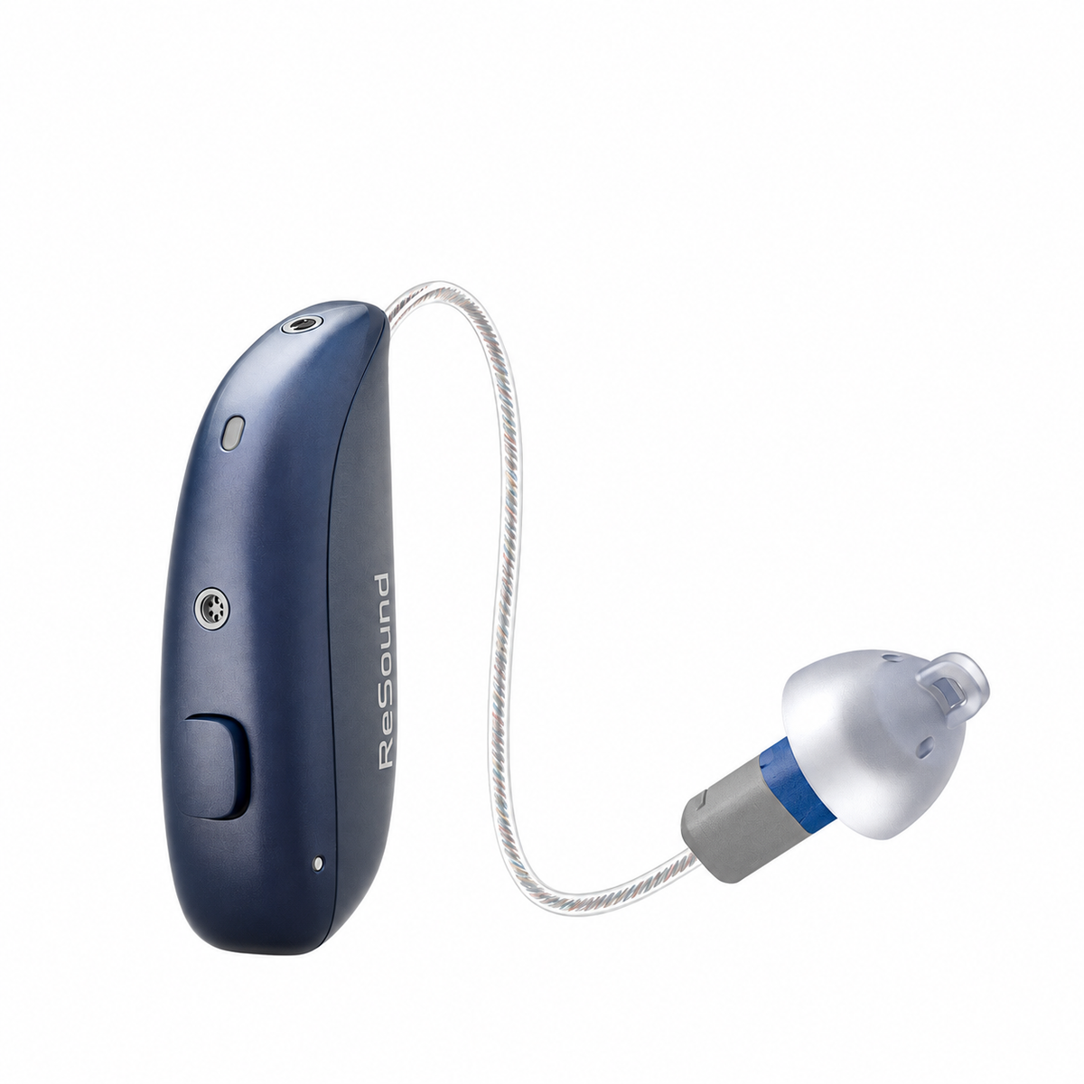 Un audífono Sensia™ 9 azul de GN Resound, con un cuerpo curvo y un cable fino que termina en un pequeño auricular gris, mostrado sobre un fondo blanco. Este avanzado dispositivo cuenta con reducción automática de ruido y tecnología de 4 micrófonos con formación de haz para una mayor claridad auditiva.