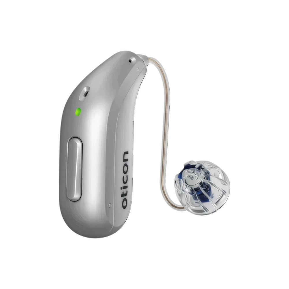 En un fondo blanco se muestra un audífono retroauricular Oticon Reveal™ 2 de color plateado, con un cable transparente y una almohadilla auricular azul y transparente, que incorpora la tecnología 4D Sensor para una claridad del habla avanzada. Este audífono Oticon Reveal™ 2 combina un diseño sofisticado con tecnología avanzada para ofrecer una experiencia auditiva mejorada.