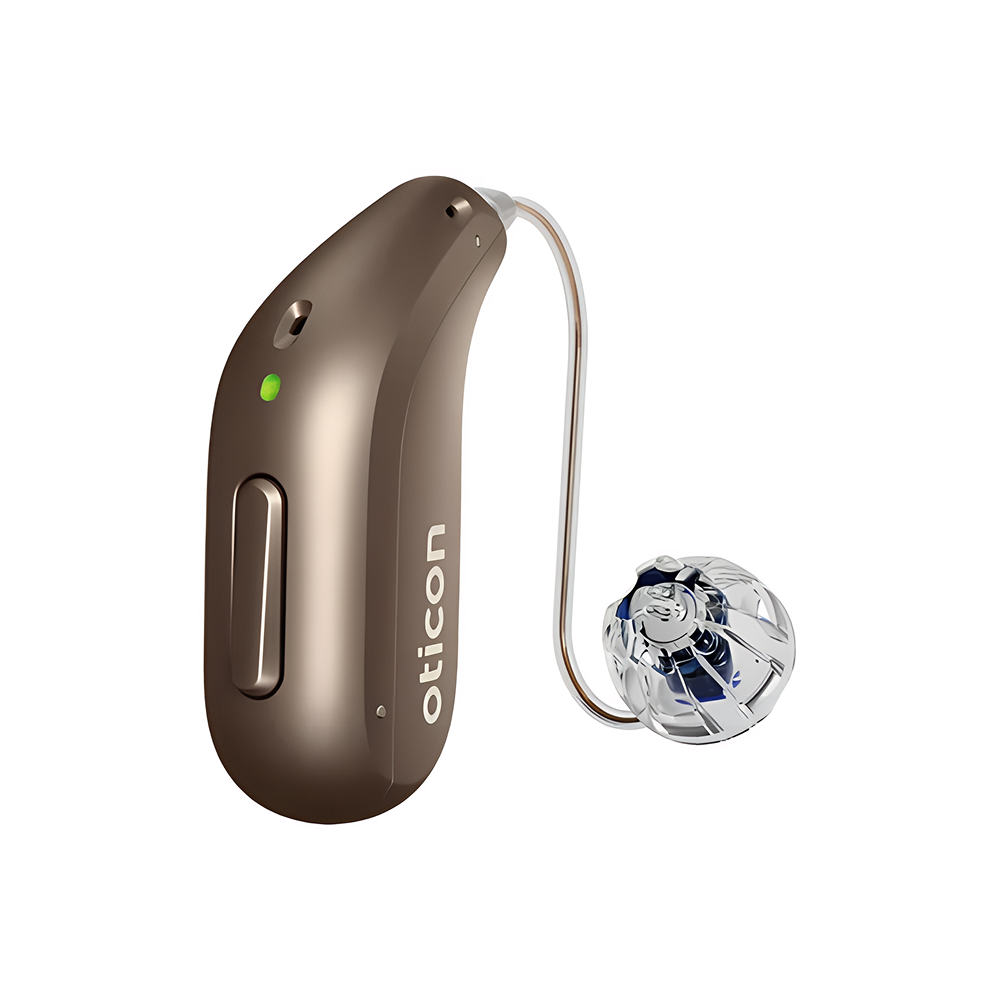 En un fondo blanco se muestra un audífono Oticon Reveal™ 2 de color marrón con un botón visible, una luz indicadora verde y un auricular transparente conectado mediante un cable fino y curvado. Este dispositivo ofrece una claridad de voz avanzada gracias a su tecnología 4D Sensor.