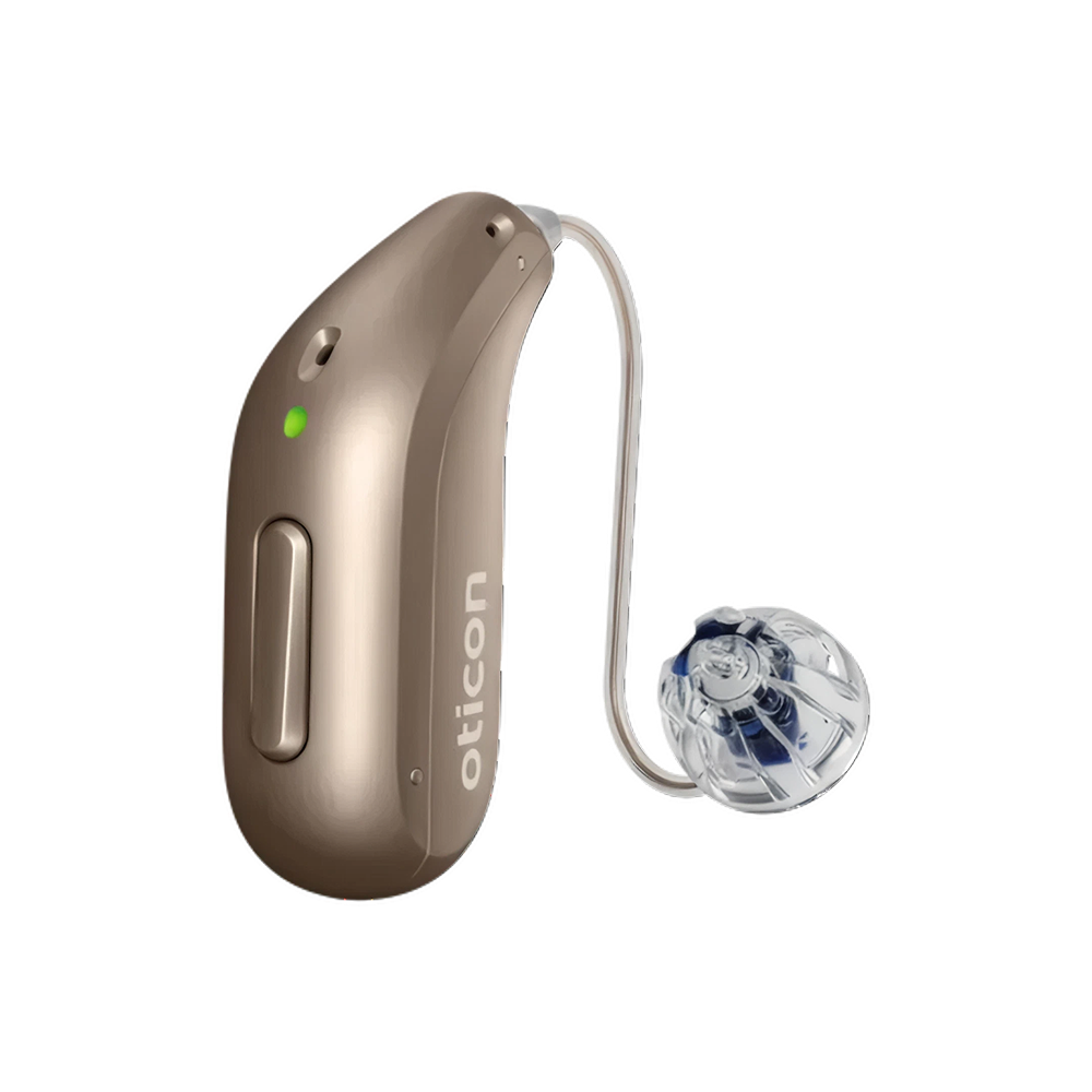 Un audífono Oticon Reveal™ 2 de color beige, con tecnología 4D Sensor, luz indicadora verde y auricular transparente, se muestra sobre un fondo blanco liso, lo que proporciona una claridad de voz avanzada.