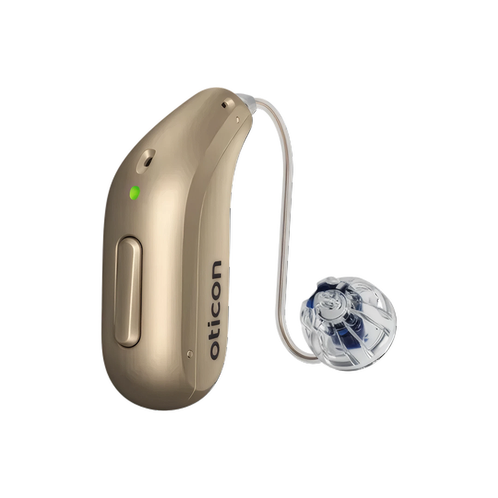 Un audífono Oticon Reveal™ 2 de color dorado con tecnología 4D Sensor, que cuenta con una cúpula transparente y una luz indicadora verde, mostrado sobre un fondo blanco. Este modelo ofrece una claridad de voz avanzada para una experiencia auditiva mejorada.