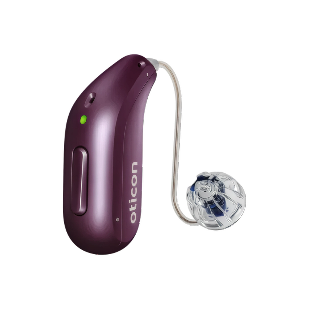 En un fondo blanco se muestra un audífono Oticon Reveal™ 2 de color morado, con un diseño curvo, que cuenta con un indicador luminoso verde visible y un auricular transparente conectado mediante un cable fino. Este dispositivo utiliza la tecnología 4D Sensor para ofrecer una claridad de voz avanzada.