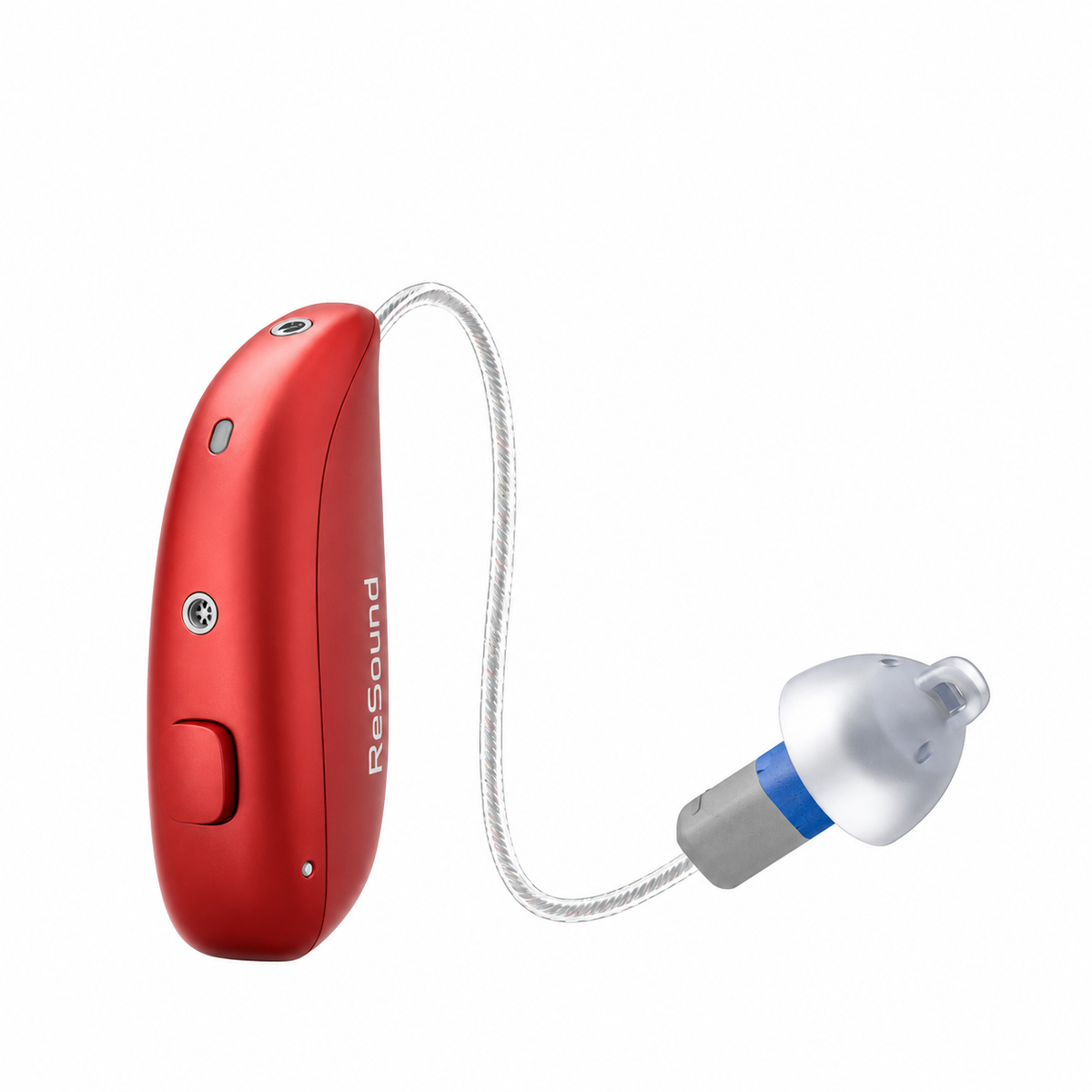 Un audífono Sensia™ 9 de color rojo de GN Resound, con un cable fino y transparente que se conecta a un auricular plateado sobre un fondo blanco, equipado con 4 micrófonos con tecnología Beamforming para una mayor claridad de sonido y reducción automática del ruido.