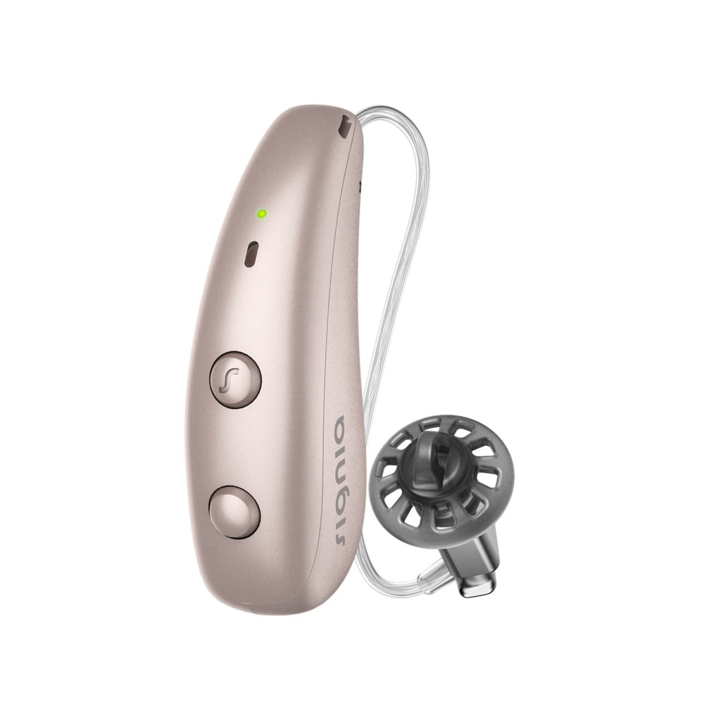 Un audífono Signia Pure Charge&Go MaX 3 de color beige que cuenta con dos botones, un auricular conectado mediante un cable fino y una luz indicadora verde. Equipado con la tecnología Acoustic Intelligence, que ofrece una claridad de sonido superior, y con adaptación automática para escuchar sin esfuerzo en cualquier entorno; la marca «Signia» aparece visible en el lateral.