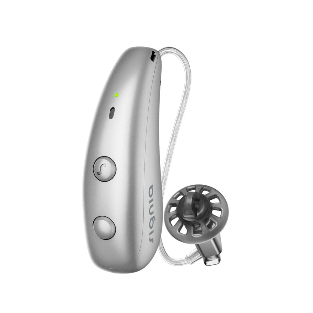 Un audífono Signia Pure Charge&Go MaX 3 de color plateado con un tubo fino y transparente y una almohadilla auricular gris acoplada, que incorpora la tecnología Acoustic Intelligence para una mayor claridad del sonido, dos botones con una pequeña luz verde encima y el logotipo de Signia en el lateral.